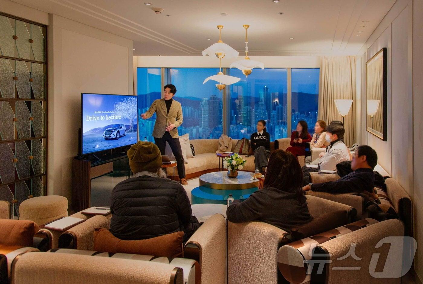 메르세데스-벤츠 공식 딜러 한성자동차는 지난 20일 조선팰리스 서울 강남의 '조선 마스터즈 스위트룸'에서 부동산 전문 유튜버 '부읽남'과 함께 고객 초청 강연 프로그램 '드라이브 투 렉처'를 진행했다.(한성자동차 제공)