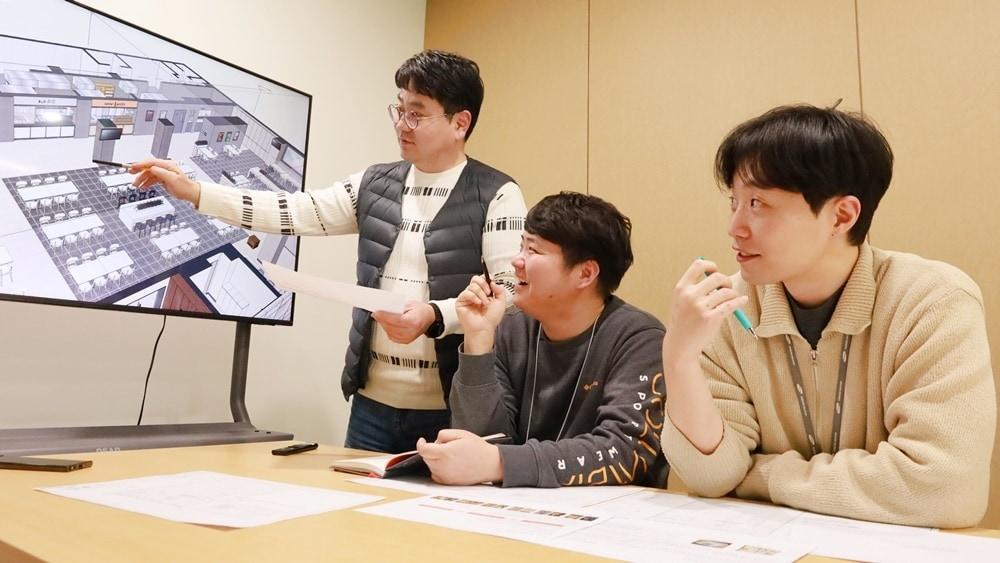 본문 이미지 - 삼성웰스토리 컨설턴트들이 공간 컨셉을 논의하고 있다.(삼성웰스토리 제공)