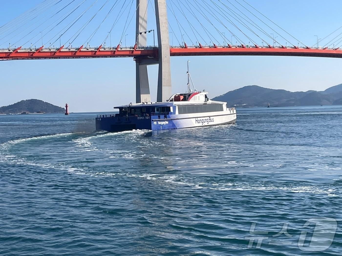 본문 이미지 - 2월 24일 한강버스가 사천에서 출발하고 있다.(서울시 제공)