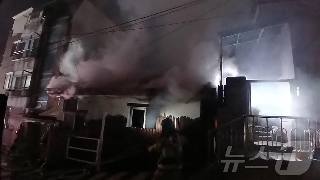 본문 이미지 - 26일 오후 8시 40분쯤 인천시 미추홀구 주안동 단독주택에서 화재가 발생했다.(인천소방본부 제공)2025.2.27/뉴스1 ⓒ News1 박소영 기자