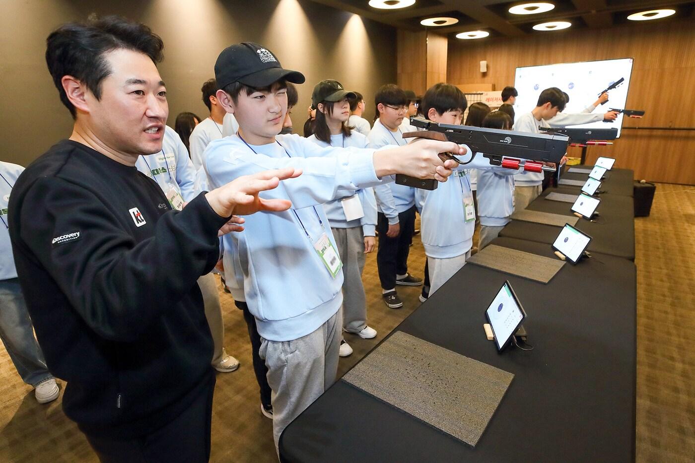 제2회 디지털 디톡스 캠프 참가자들이 KT 사격선수단 국가대표 선수와 함께 사격을 통한 ‘나에게 집중하기’를 체험하고 있다.&#40;KT 제공&#41;