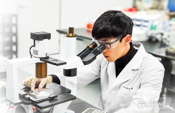 본문 이미지 - 알테오젠 연구진이 연구를 하고 있다.(알테오젠 제공)/뉴스1