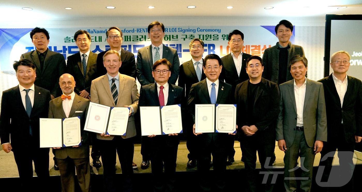 미국을 순방 중인 김영록 전남도지사가 26일&#40;현지 시간&#41; 샌프란시스코의 하얏트 호텔에서 열린 솔라시도 AI 슈퍼클러스터 구축지원을 위한 ‘전남도-스탠퍼드대-켄택-SFR LOI’ 행사에서 주요 참석자들과 기념촬영을 하고 있다.&#40;전남도 제공. 재판매 및 DB금지&#41; 2025.2.27/뉴스1 