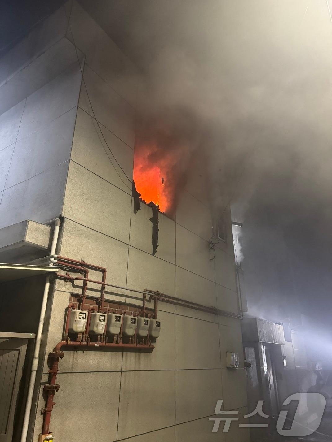 본문 이미지 - 27일 부산 사하구 신평동 단독주택 화재 현장.(부산소방재난본부 제공. 재판매 및 DB 금지)