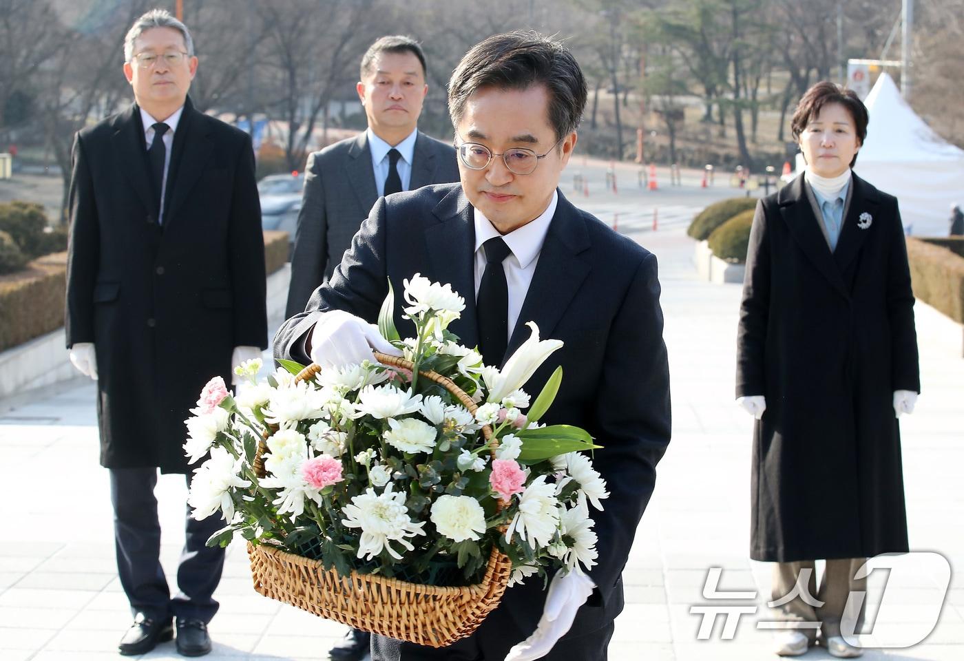 김동연 경기도지사가 27일 오전 대구 달서구 두류공원 2·28민주운동기념탑을 찾아 헌화하고 있다. 2025.2.27/뉴스1 ⓒ News1 공정식 기자