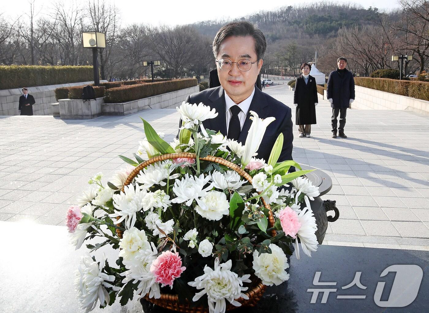 본문 이미지 - 김동연 경기도지사가 27일 오전 대구 달서구 두류공원 2·28민주운동기념탑을 찾아 헌화하고 있다. 2025.2.27/뉴스1 ⓒ News1 공정식 기자