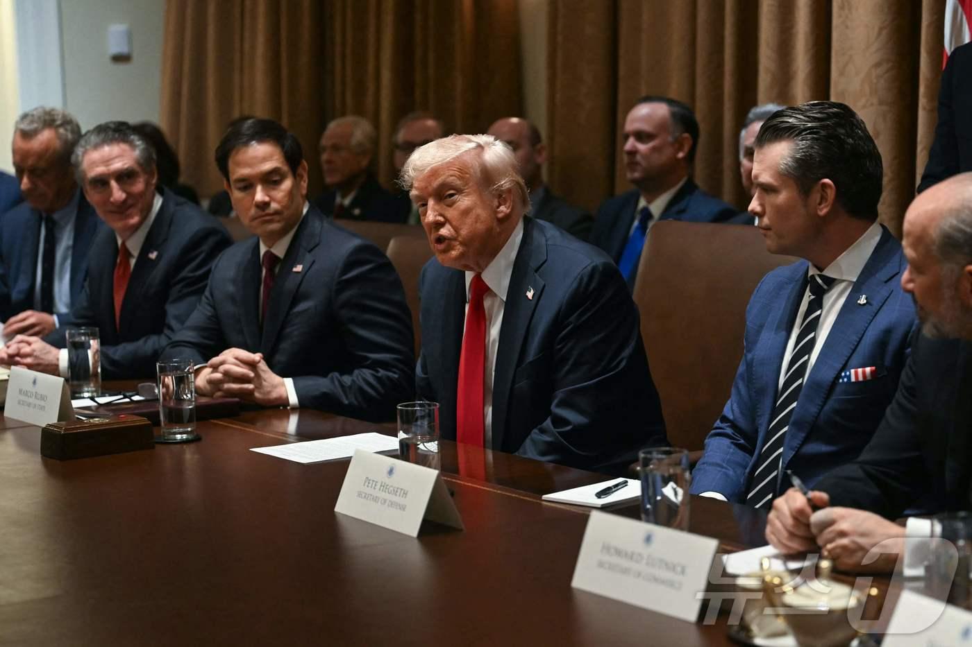 도널드 트럼프 미국 대통령이 26일&#40;현지시간&#41; 워싱턴DC 백악관에서 열린 내각 회의에서 모두발언을 하고 있다. 사진 왼쪽부터 로버트 F. 케네디 주니어 보건복지부 장관 후보자, 더그 버검 내무부 장관, 피트 헤그세스 국방부 장관, 하워드 러트닉 상무부 장관. ⓒ AFP=뉴스1 ⓒ News1 류정민 특파원