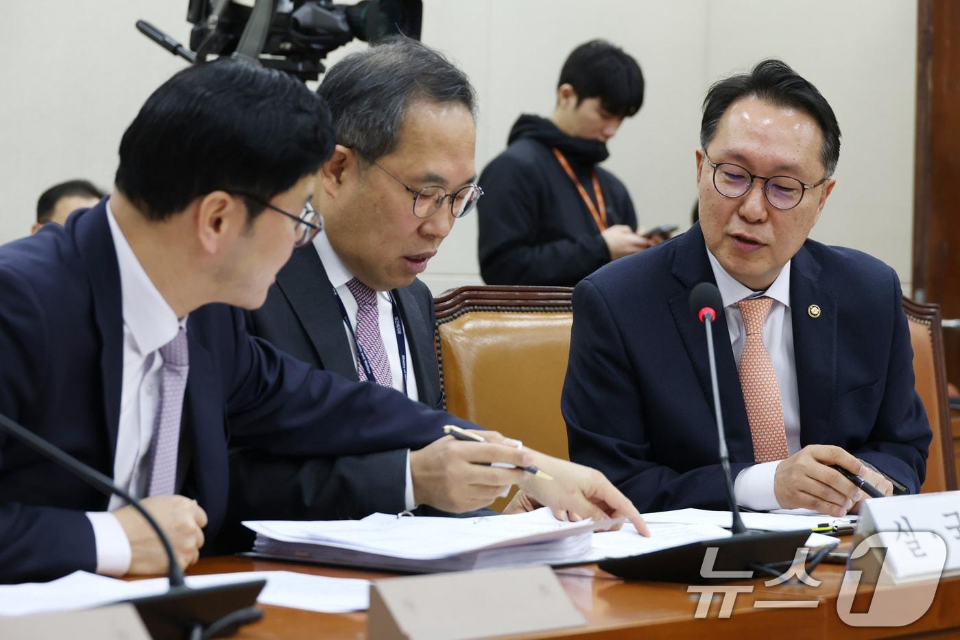 박민수 보건복지부 2치관&#40;오른쪽&#41;이 27일 오전 서울 여의도 국회에서 열린 보건복지위원회 제3차 법안심사제1소위원회에 출석해 실·국장들과 대화하고 있다. 2025.2.27/뉴스1 ⓒ News1 이광호 기자
