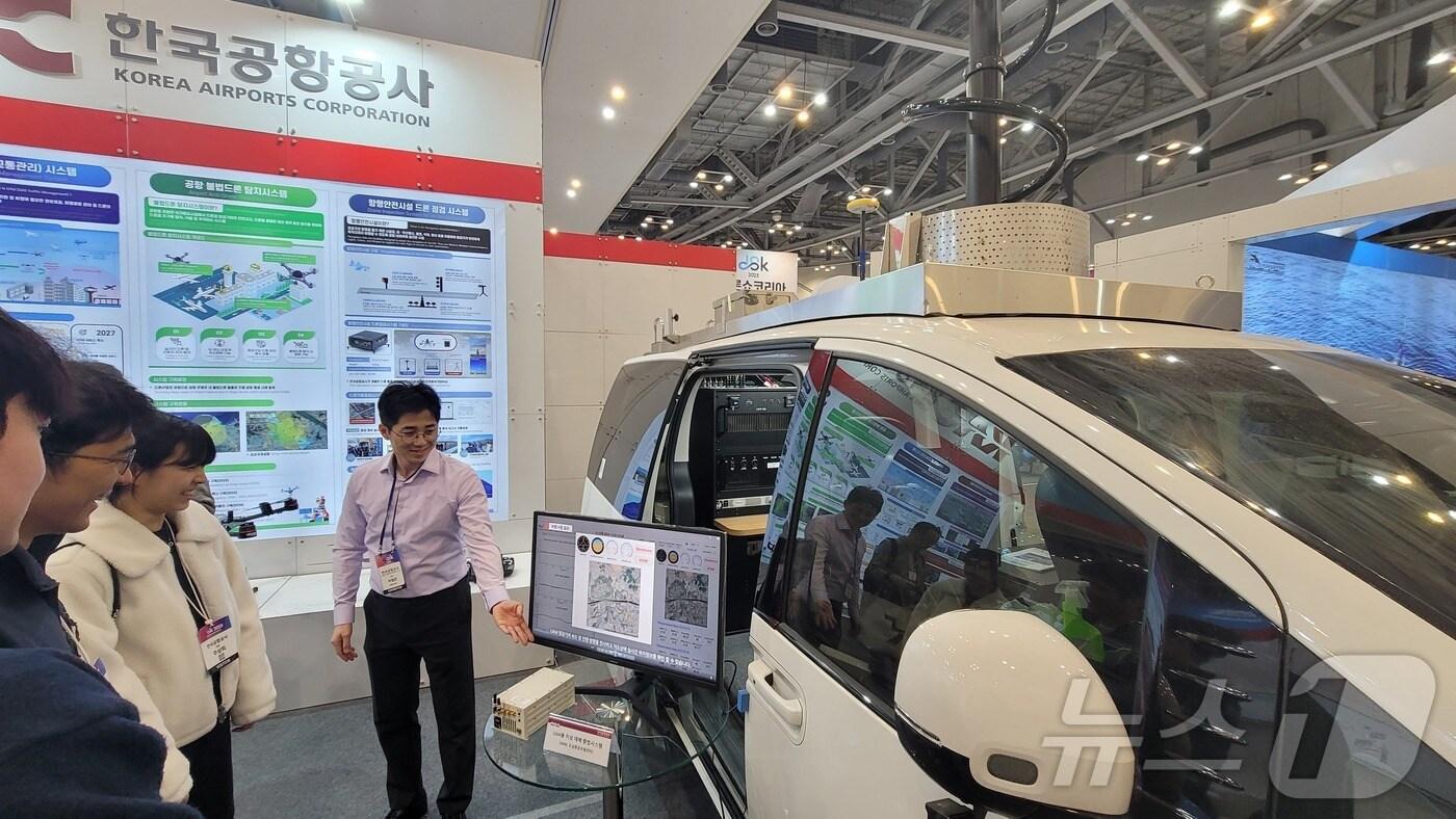 관람객들이 부산 벡스코 '드론쇼코리아 2025' KAC전시관에서 공사가 자체개발한 'UAM용 지상항법시스템'을 관람하고 있다.(한국공항공사 제공) / 뉴스1
