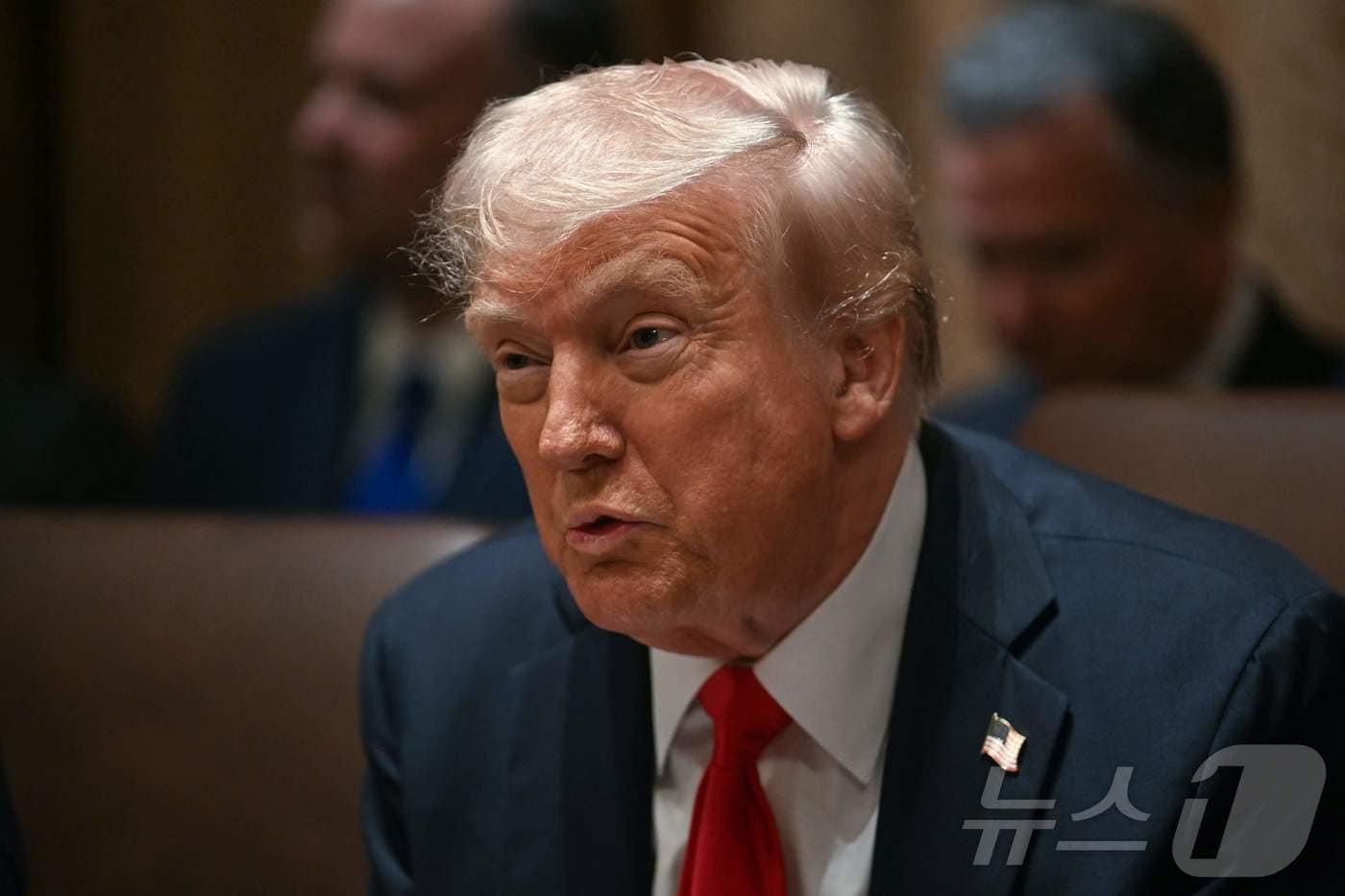 도널드 트럼프 미국 대통령이 26일&#40;현지시간&#41; 워싱턴 백악관에서 열린 집권 2기 첫 내각회의서 “자동차를 포함한 유럽산 수입품에 대한 25% 관세 부과 방침을 곧 발표할 것”이라고 말하고 있다. 2025.02.27 ⓒ AFP=뉴스1 ⓒ News1 우동명 기자