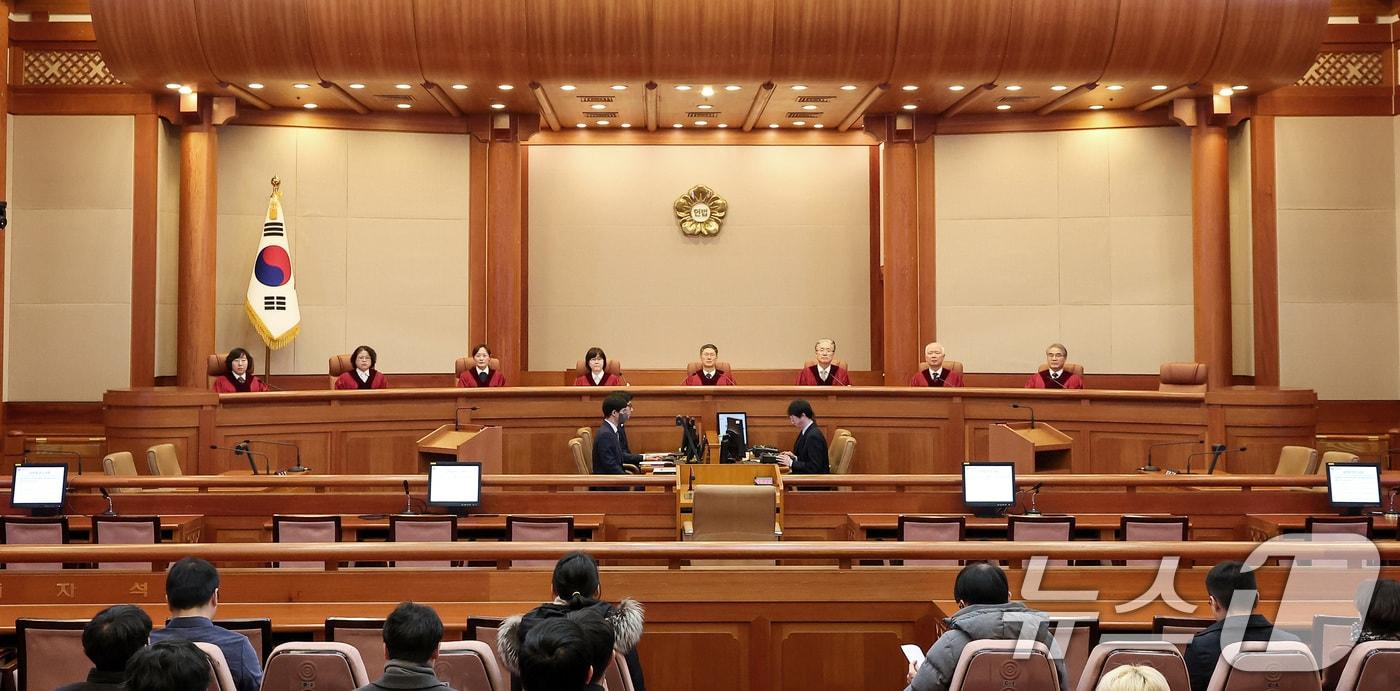 본문 이미지 - 문형배 헌법재판소장 권한대행을 비롯한 헌법재판관들이 2월 27일 오전 서울 종로구 헌법재판소에서 열린 우원식 국회의장이 최상목 대통령 권한대행 부총리 겸 기획재정부 장관을 상대로 낸 마은혁 후보자의 임명 보류 관련 권한쟁의심판 등 사건에 참석해 자리하고 있다. 2025.2.27/뉴스1 ⓒ News1 김성진 기자