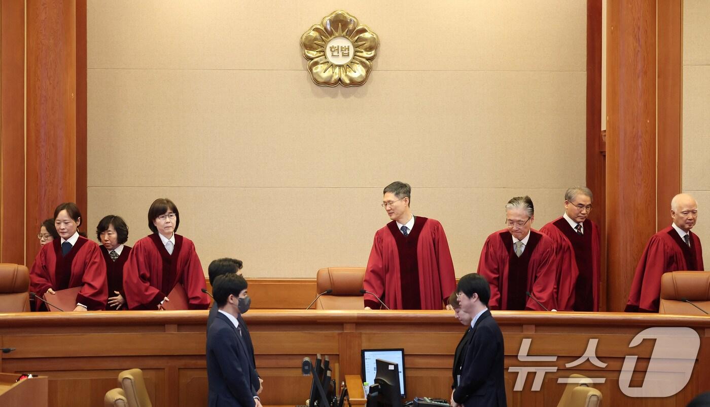 문형배 헌법재판소장 권한대행을 비롯한 헌법재판관들이 27일 오전 서울 종로구 헌법재판소에서 열린 우원식 국회의장이 최상목 대통령 권한대행 부총리 겸 기획재정부 장관을 상대로 낸 마은혁 후보자의 임명 보류 관련 권한쟁의심판 등 사건에 참석하고 있다. 2025.2.27/뉴스1 ⓒ News1 김성진 기자