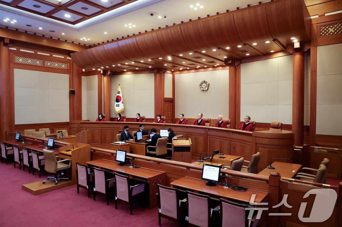 본문 이미지 - 문형배 헌법재판소장 권한대행이 27일 서울 종로구 헌법재판소 대심판정에서 열린 마은혁 재판관 후보자 불임명 관련 권한쟁의심판 선고에 자리해 있다. 헌재는 이날 일부 인용결정을 내렸다. 권한 침해는 인용하되 지위 확인 등 나머지 청구는 각하했다. (공동취재) 2025.2.27/뉴스1 ⓒ News1 김성진 기자