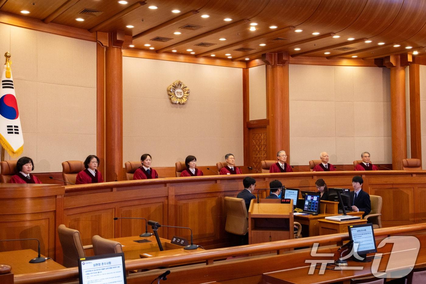 본문 이미지 - 문형배 헌법재판소장 권한대행을 비롯한 헌법재판관들이 27일 서울 종로구 헌법재판소 대심판정에서 열린 마은혁 재판관 후보자 불임명 관련 권한쟁의심판 선고에 자리해 있다. (공동취재) 2025.2.27/뉴스1 ⓒ News1 김성진 기자