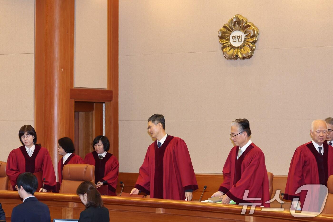 문형배 헌법재판소장 권한대행과 재판관들이 27일 서울 종로구 헌법재판소 대심판정에서 열린 마은혁 재판관 후보자 불임명 관련 권한쟁의심판 선고에 입장하고 있다. 헌재는 이날 일부 인용결정을 내렸다. 권한 침해는 인용하되 지위 확인 등 나머지 청구는 각하했다. &#40;공동취재&#41; 2025.2.27/뉴스1 ⓒ News1 김성진 기자