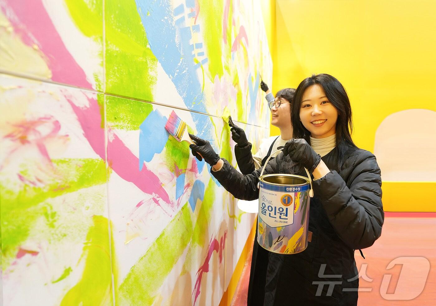 2025 서울리빙디자인페어 ESG 특별관 1000 프로젝트 행사에서 관람객들이 KCC의 숲으로 올인원 제품을 활용해 대형캔버스를 꾸미고 있다. (KCC 제공)