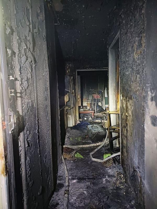 본문 이미지 - 27일 오전 3시 47분께 충남 천안시 동남구 목천읍의 한 아파트에서 불이 나 내부를 모두 태우고 39분 만에 꺼졌다.(천안동남소방서 제공. 재판매 및 DB금지)/뉴스1