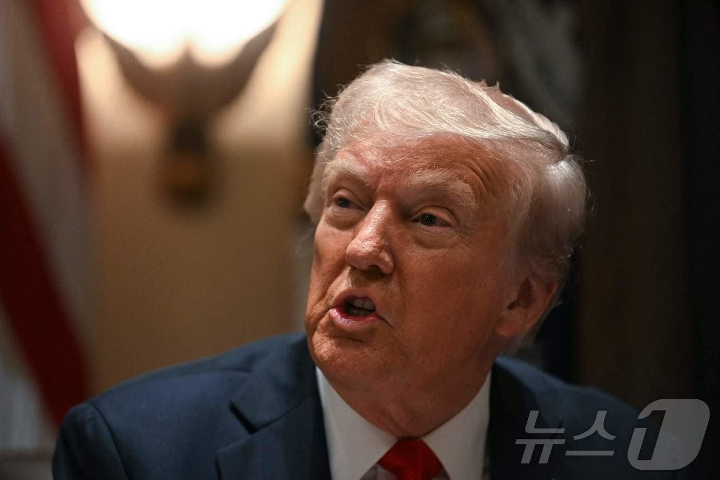 본문 이미지 - 도널드 트럼프 미국 대통령이 26일(현지시간) 워싱턴 백악관에서 열린 집권 2기 첫 내각회의서 “일론 머스크에 불만이 있는 사람이 있나. 만약 그렇다면 우리는 그들을 여기서 내쫓을 것”이라고 말하고 있다. 2025.02.27 ⓒ AFP=뉴스1 ⓒ News1 우동명 기자