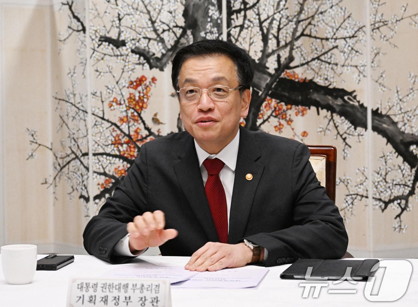 본문 이미지 - 최상목 대통령 권한대행 부총리 겸 기획재정부 장관이 27일 서울 종로구 정부서울청사에서 열린 대외경제현안간담회를 주재하고 있다. (기획재정부 제공. 재판매 및 DB 금지) 2025.2.27/뉴스1