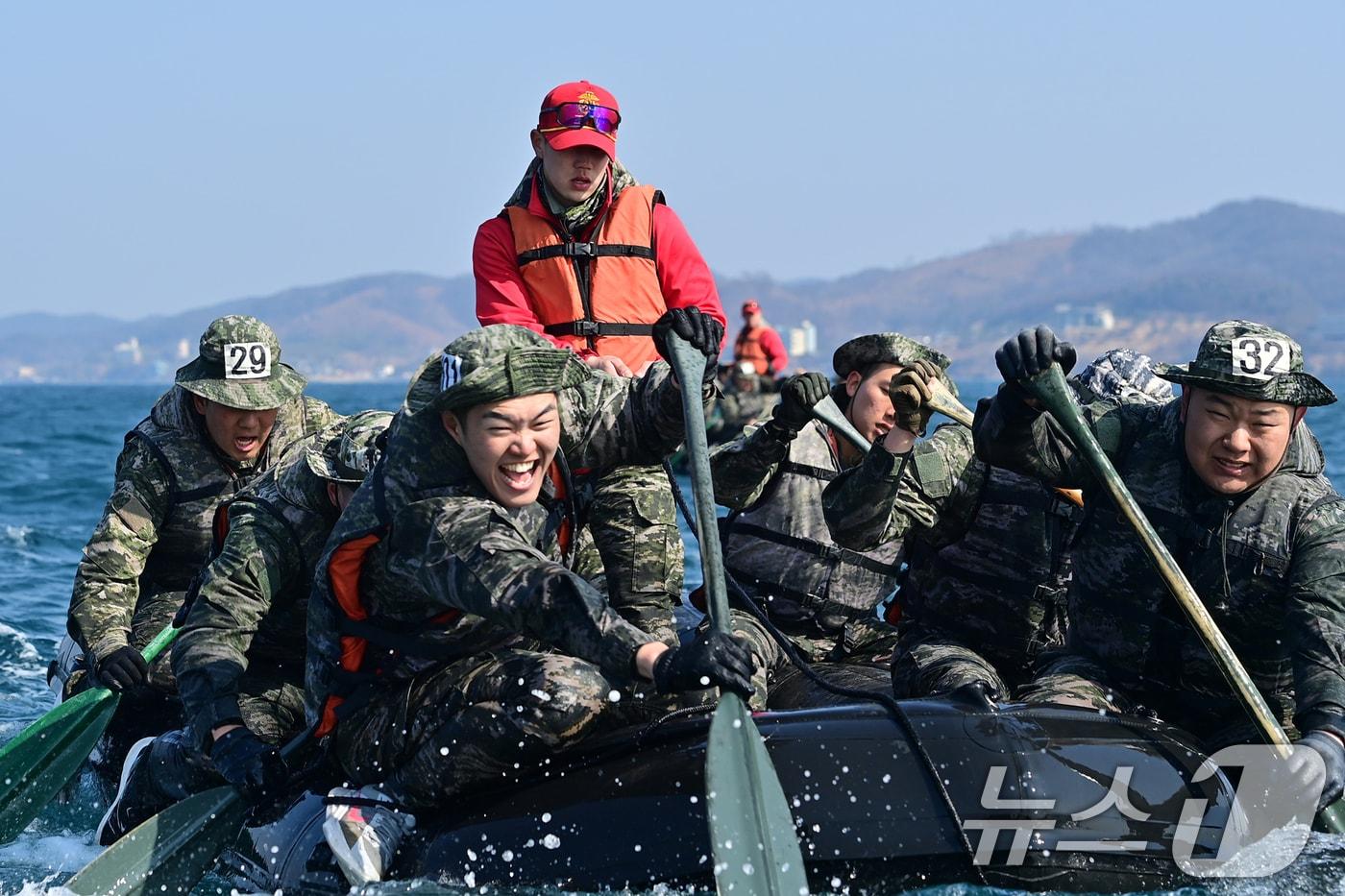해병대 1사단 72대대원들이 27일 오전 경북 포항시 남구 도구해안에서 상륙기습훈련을 하고 있다. 이번 훈련은 소형고무보트&#40;IBS&#41; 분해 조립, 포장 훈련과 상륙기습작전에 필요한 기초 체력을 단련하는데 중점을 두고 실시됐다. &#40;해병대1사단 제공, 재판매 및 DB 금지&#41; 2025.2.27/뉴스1 ⓒ News1 최창호 기자