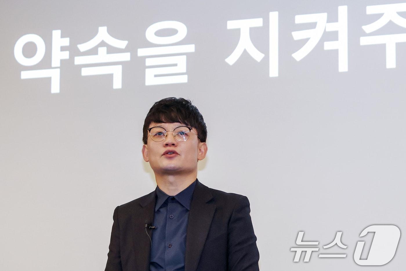 최광호 한국음악콘테츠협회 사무총장이 27일 오전 서울 서초구 JW메리어트호텔에서 열린 '음악산업의 공정한 권리 보호를 위한 음반제작사 기자회견'에서 주제 발표를 하고 있다. 대중음악 5개 단체는 이날 뉴진스의 사례를 들어 전속계약이 유지된 상태에서 벌어지는 분쟁이 K-팝 산업의 안정성을 흔드는 요소로 작용하고 있다며 무분별한 여론전 중단 및 국회와 정부에 정책 지원을 촉구했다. 2025.2.27/뉴스1 ⓒ News1 민경석 기자