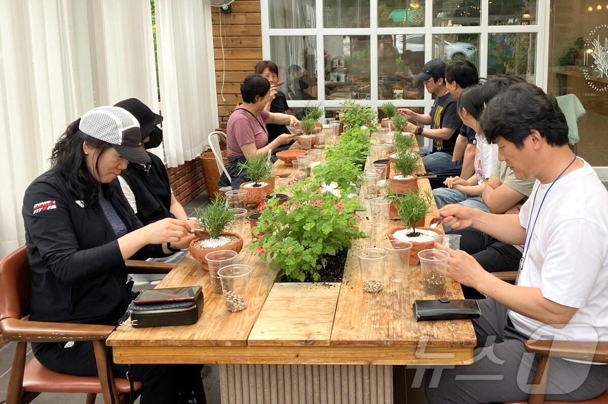 본문 이미지 - 전북자치도 순창을 찾은 관광객들이 농업·농촌 치유체험 프로그램을 진행하고 있다.(순창군 제공. 재판매 및 DB 금지)/뉴스1