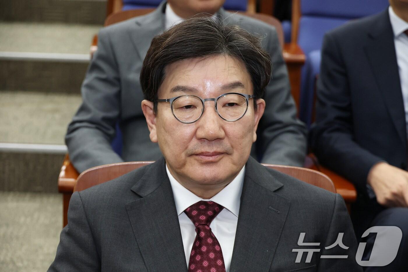 본문 이미지 - 권성동 국민의힘 원내대표가 27일 오전 서울 여의도 국회에서 열린 의원총회에서 참석해 생각에 잠겨 있다. 2025.2.27/뉴스1 ⓒ News1 이광호 기자