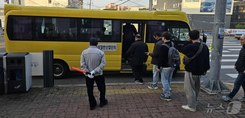 본문 이미지 - 파주시가 근로자를 위해 운영중인 적성일반산업단지 무료 통근버스. (파주시 제공, 재판매 및 DB금지)