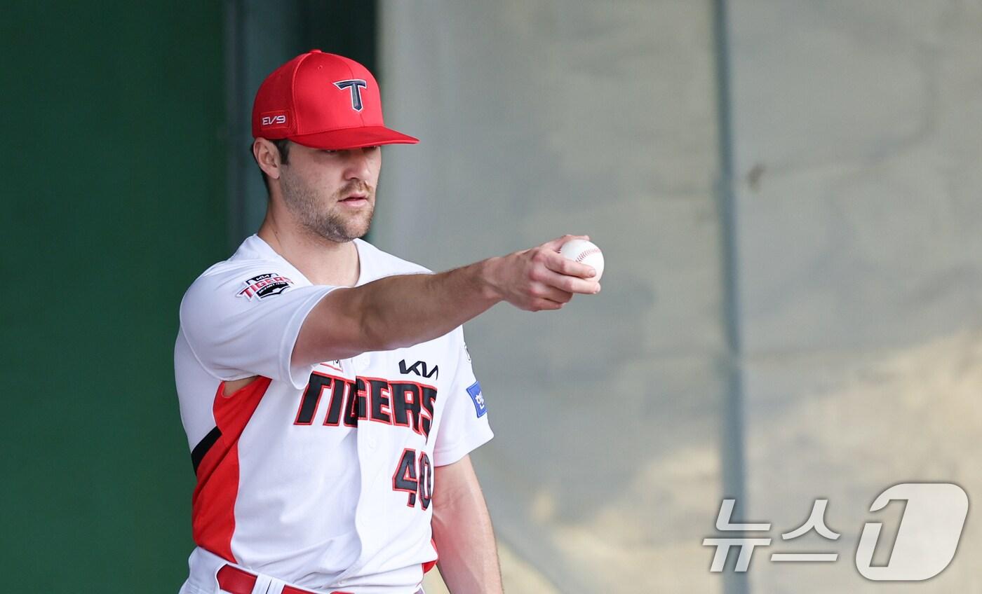KIA 네일이 27일 일본 오키나와 킨 야구장에서 열린 LG 트윈스와 KIA 타이거즈 연습경기에 앞서 불펜피칭을 하고 있다. 2025.2.27/뉴스1 ⓒ News1 허경 기자