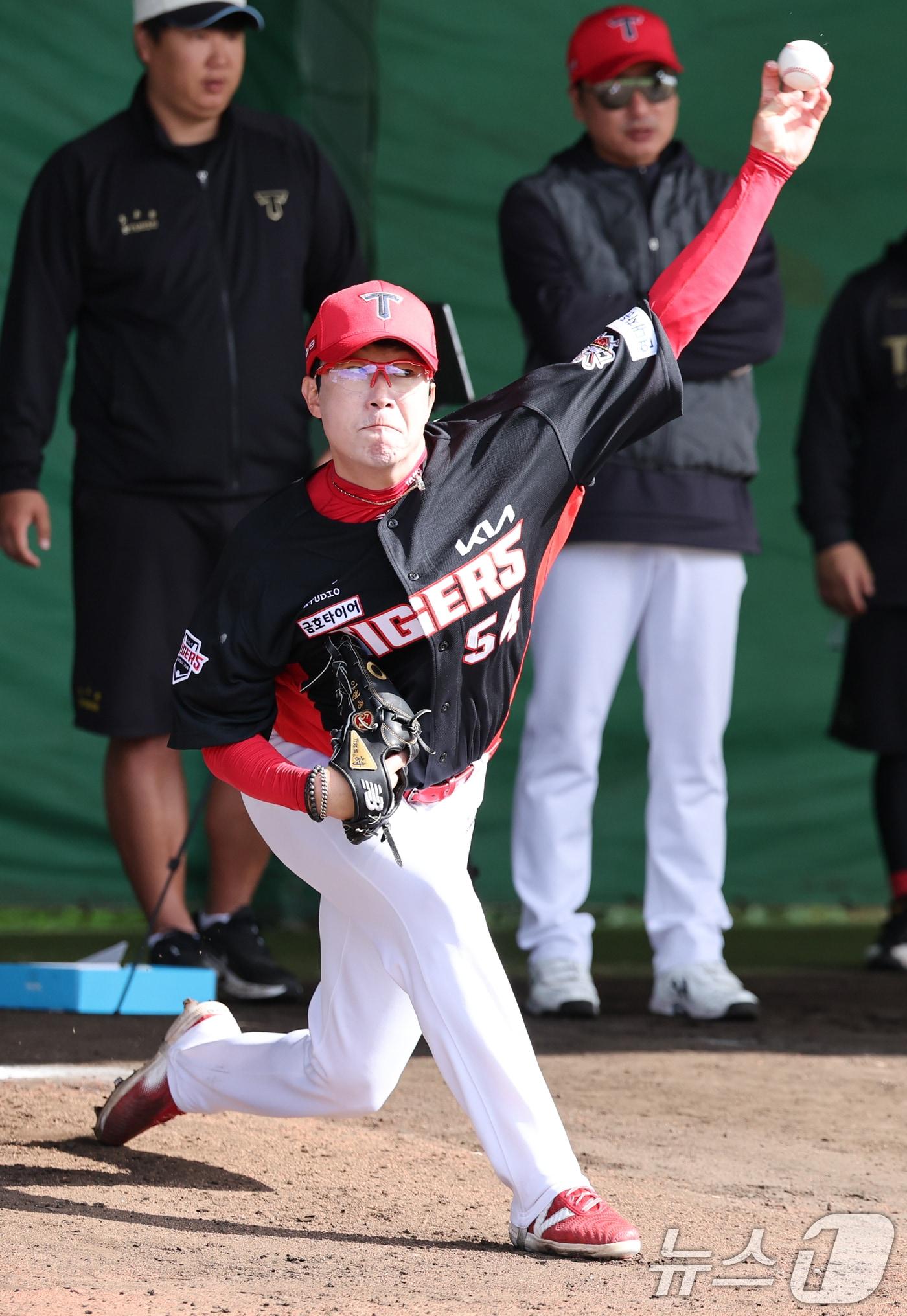 본문 이미지 - KIA 양현종이 27일 일본 오키나와 킨 야구장에서 열린 LG 트윈스와 KIA 타이거즈 연습경기에 앞서 불펜피칭을 하고 있다. 2025.2.27/뉴스1 ⓒ News1 허경 기자