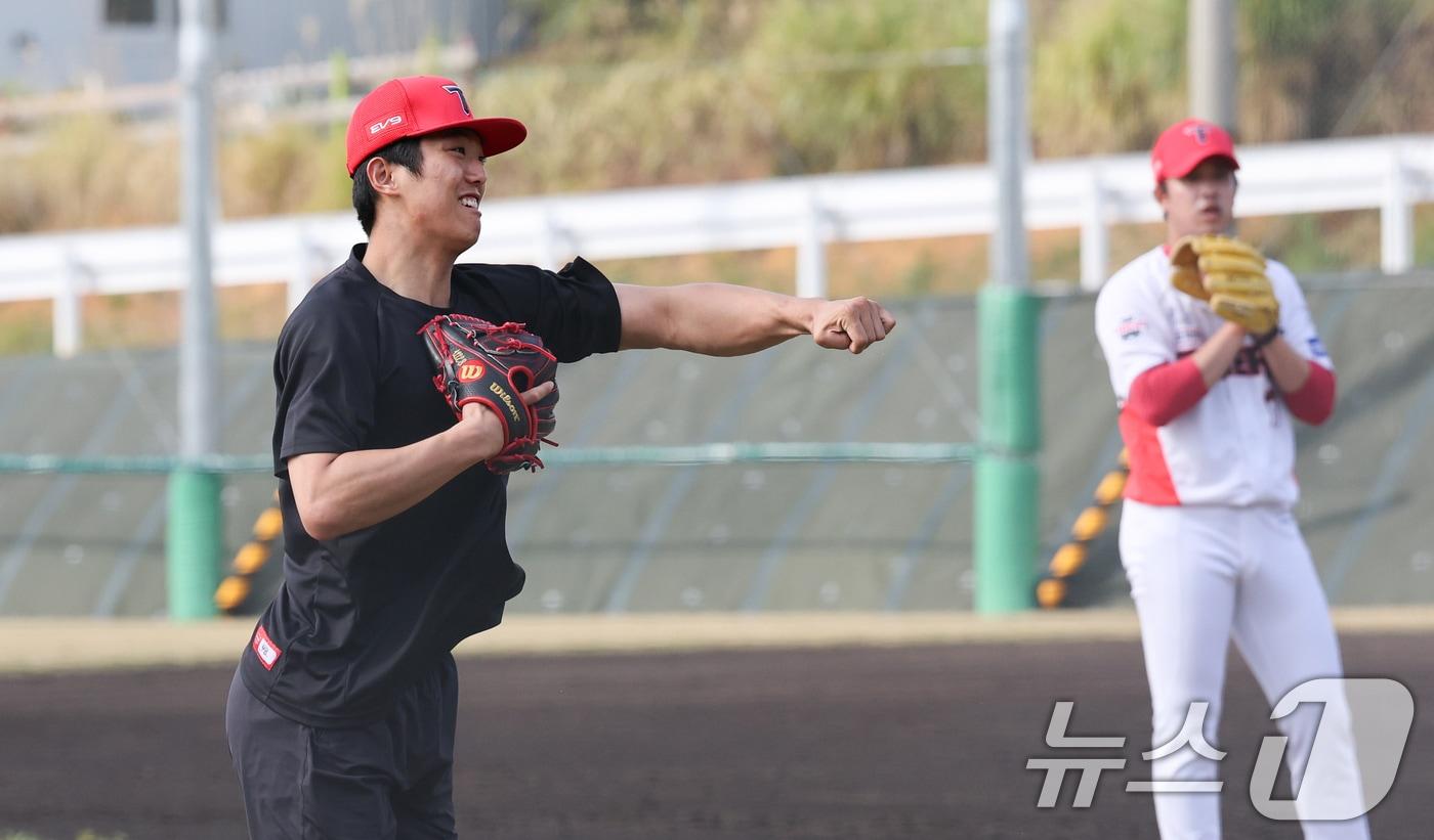 KIA 이의리가 27일 일본 오키나와 킨 야구장에서 열린 LG 트윈스와 KIA 타이거즈 연습경기에 앞서 수비훈련을 하고 있다. 2025.2.27/뉴스1 ⓒ News1 허경 기자