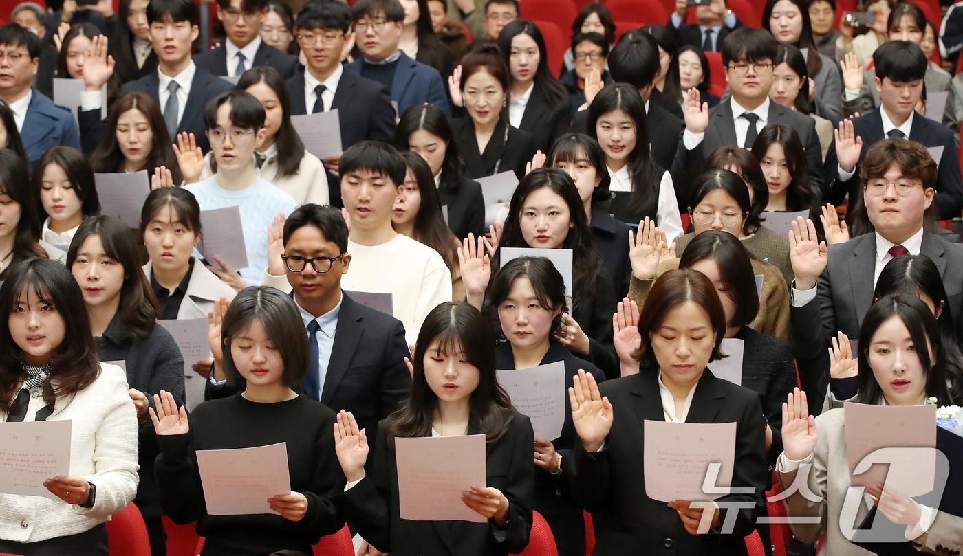 지난 2월 대구시교육청에서 열린 2026년도 신규임용교사 임명장 수여식에서 3월 1일자로 임용되는 유아·초등·중등·특수 등 교사 106명이 임무를 성실히 수행할 것을 다짐하며 선서하고 있다. 2025.2.27/뉴스1 ⓒ News1 공정식 기자