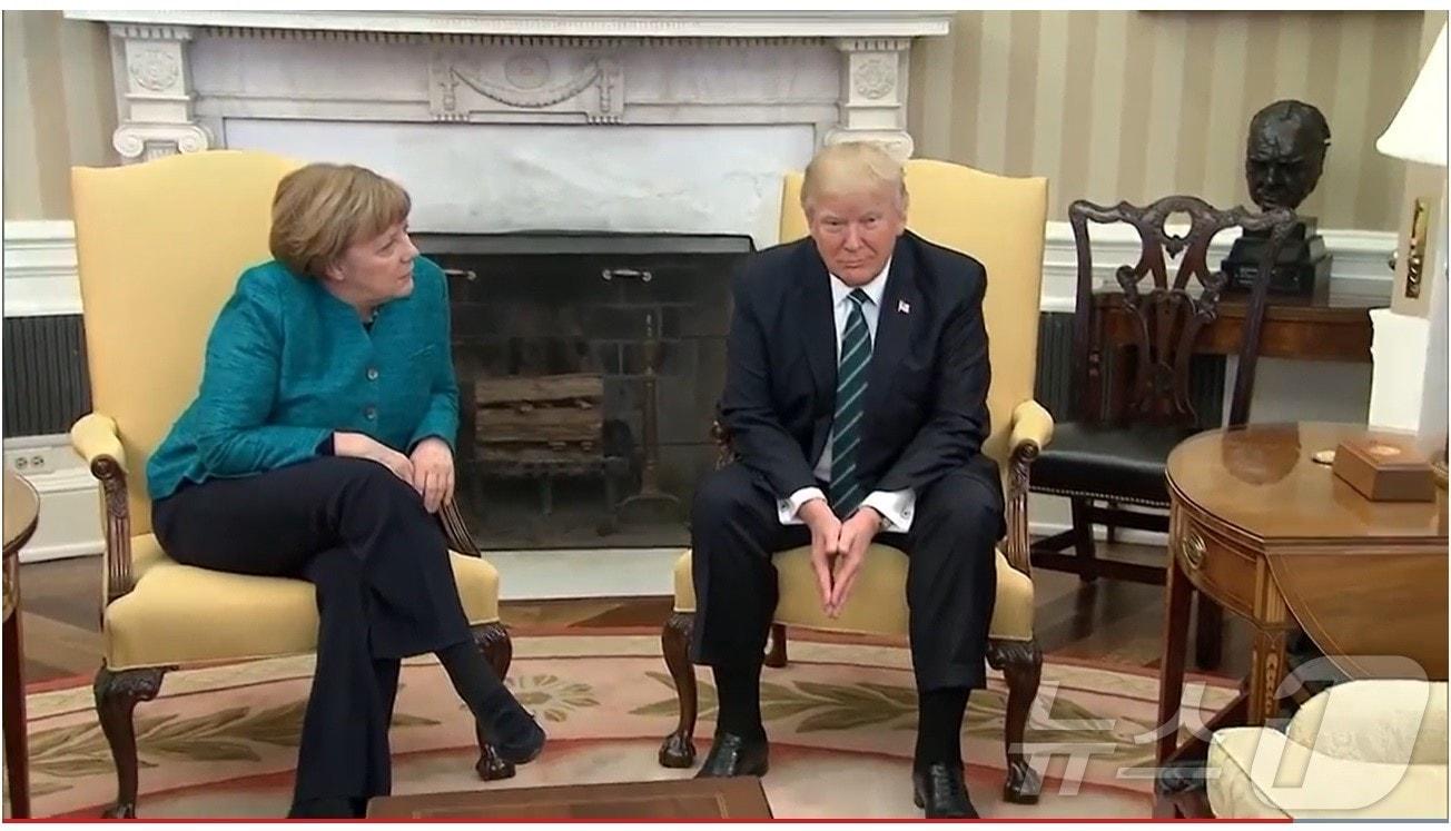 본문 이미지 - 2017년 3월 17일 백악관에서 당시 도널드 트럼프 미국 대통령과 앙겔라 메르켈 독일 총리의 회담 모습. (영상 캡처)