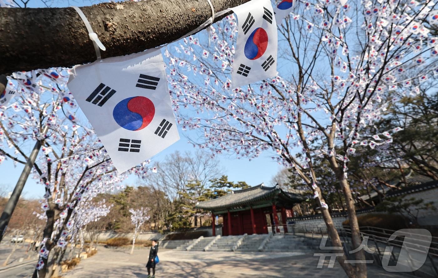 3.1절을 이틀 앞둔 27일 오후 서울 용산구 효창공원에 태극기 거리가 조성돼 있다. 2025.2.27/뉴스1 ⓒ News1 김도우 기자