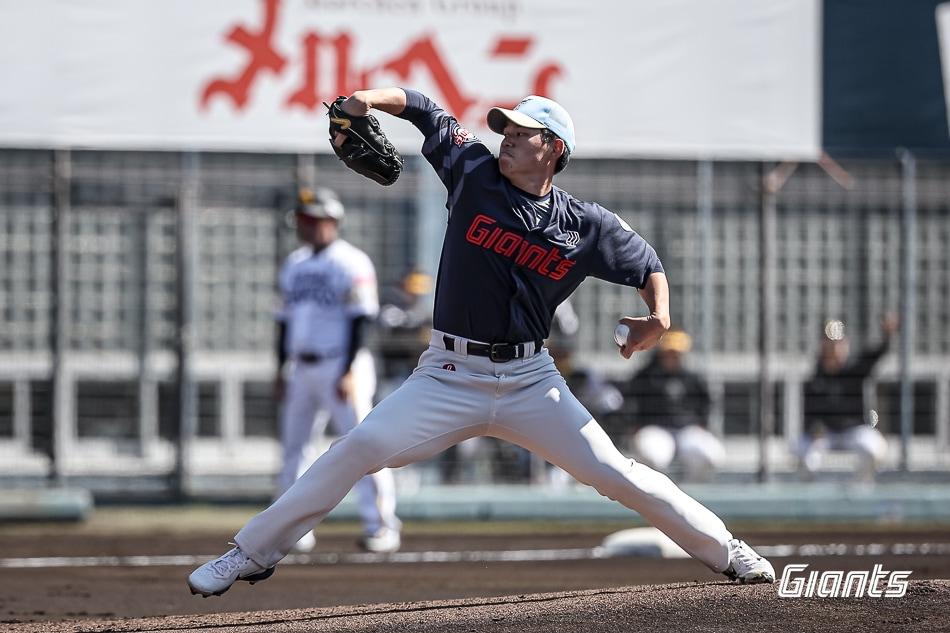 본문 이미지 - 김진욱이 26일 일본 미야자키에서 열린 소프트뱅크 호크스와 미야자키 구춘 대회 경기에서 역투하고 있다. (롯데 자이언츠 제공)