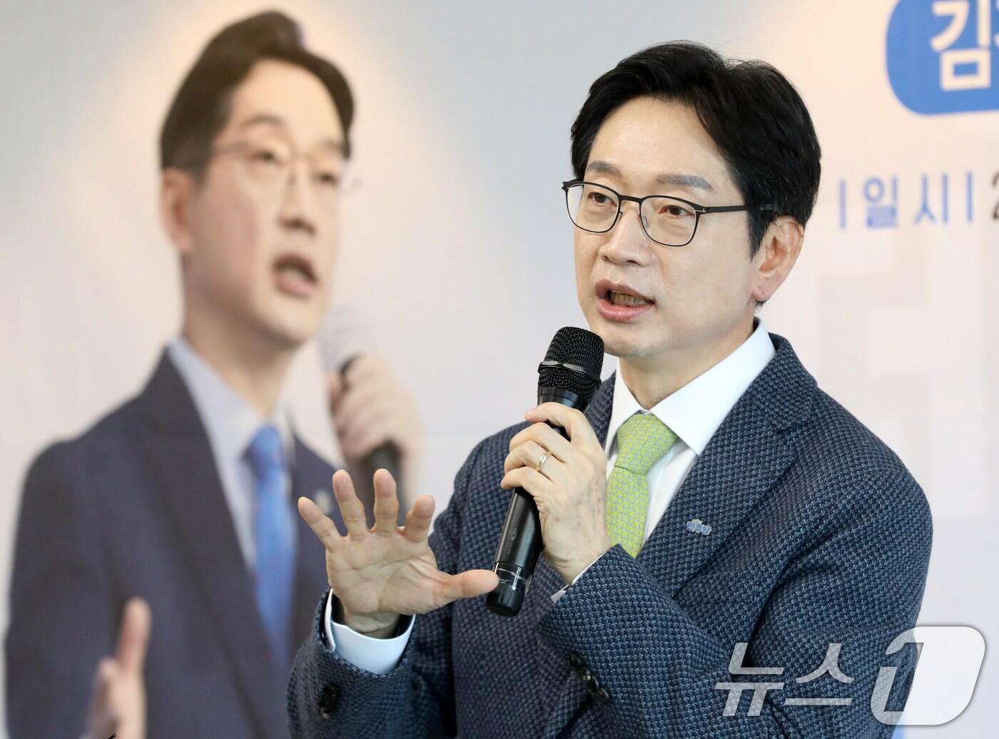 본문 이미지 - 김경수 전 경남도지사가 27일 경남 창원시 의창구 더불어민주당 경남도당 대회의실에서 열린 경남 민주당원 간담회에서 발언하고 있다. 2025.2.27/뉴스1 ⓒ News1 윤일지 기자