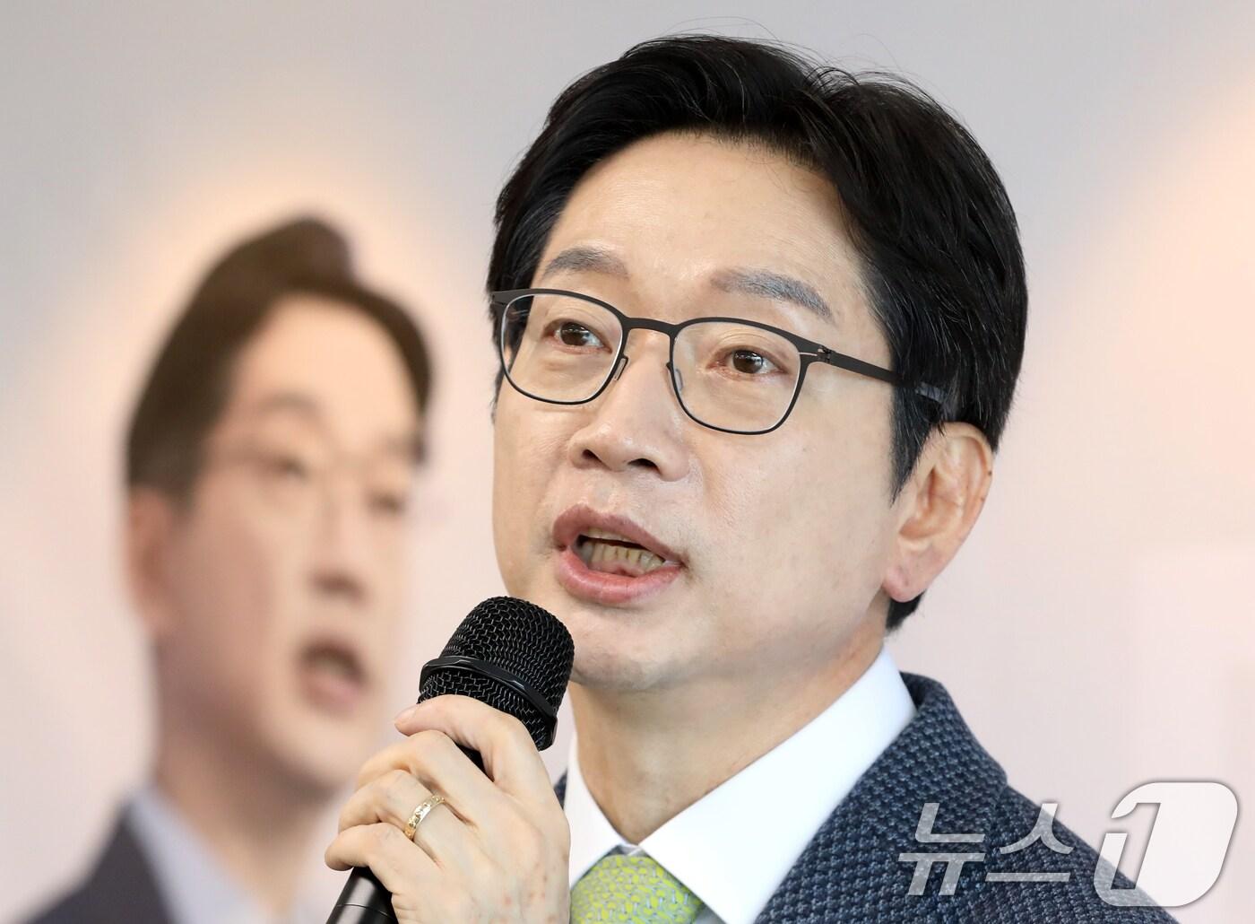 본문 이미지 - 김경수 전 경남도지사가 27일 경남 창원시 의창구 더불어민주당 경남도당 대회의실에서 열린 경남 민주당원 간담회에서 발언하고 있다. 2025.2.27/뉴스1 ⓒ News1 윤일지 기자