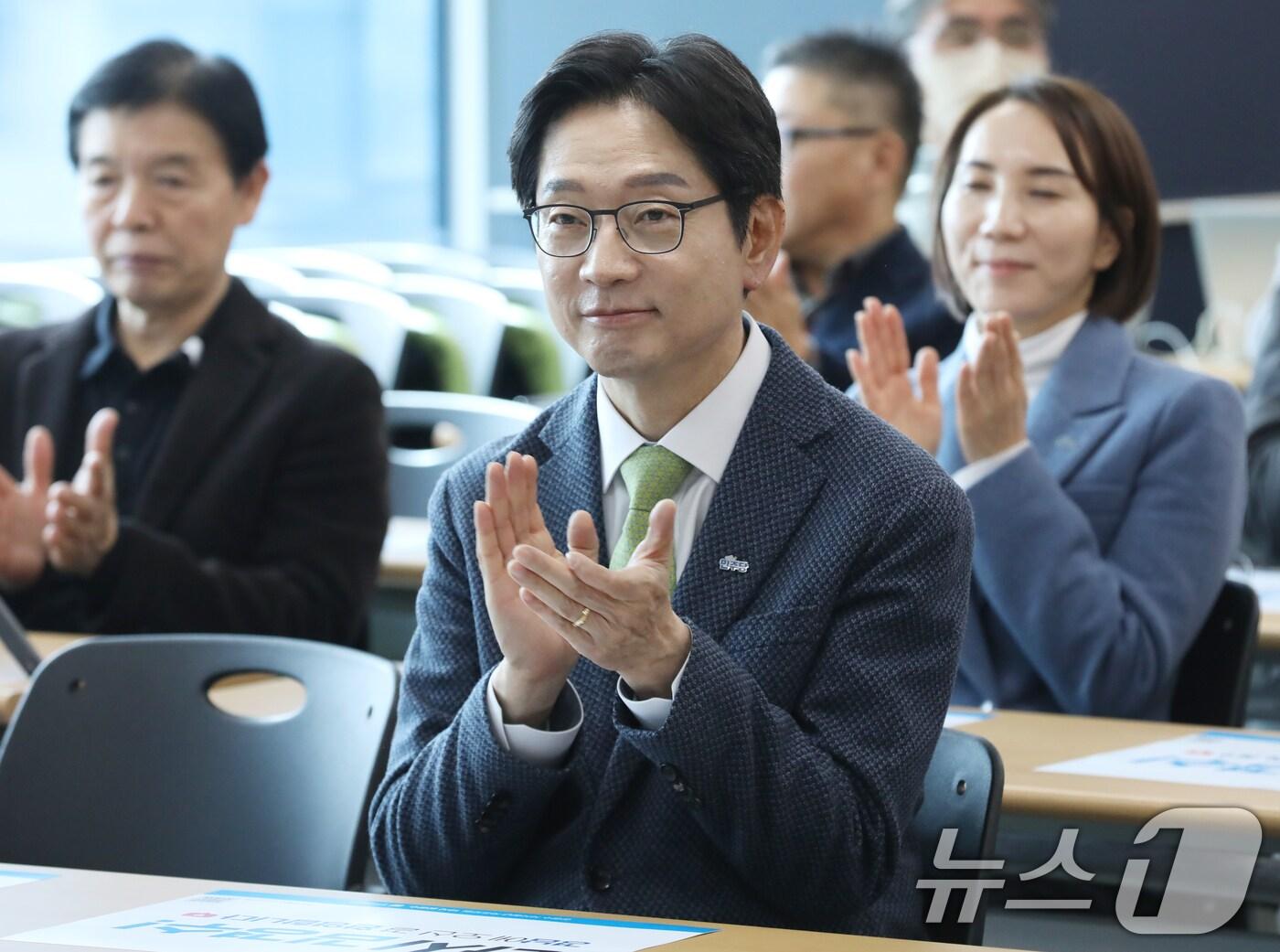 본문 이미지 - 김경수 전 경남도지사가 27일 경남 창원시 의창구 더불어민주당 경남도당 대회의실에서 열린 경남 민주당원 간담회에 참석해 손뼉을 치고 있다. 2025.2.27/뉴스1 ⓒ News1 윤일지 기자