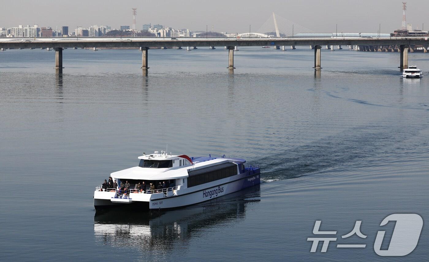 서울시가 정책으로 내놓은 수상 교통수단 한강버스가 2월 27일 오전 서울 여의도 한강을 지나가고 있다. 2025.2.27/뉴스1 ⓒ News1 김민지 기자