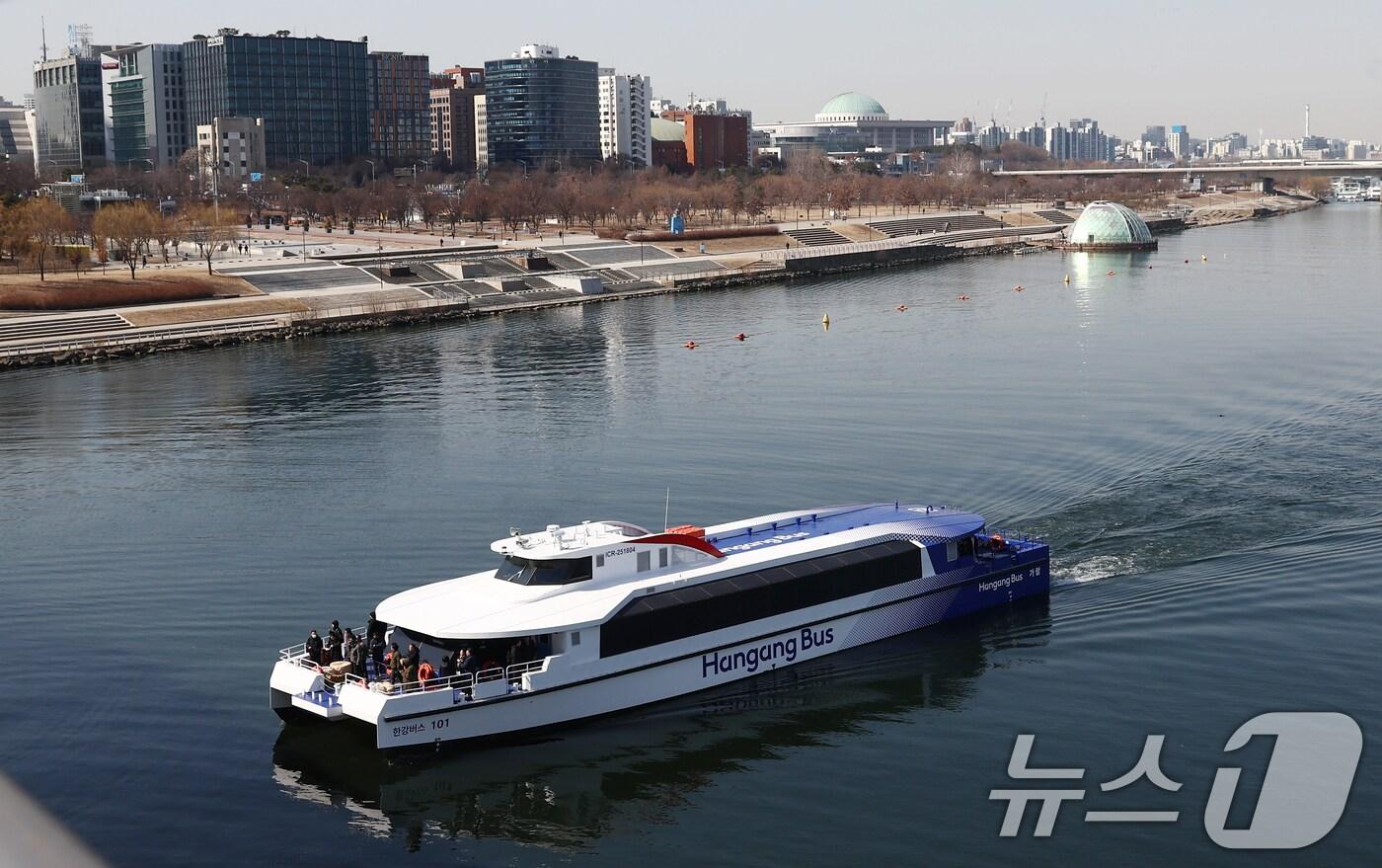 서울시가 정책으로 내놓은 수상 교통수단 한강버스가 27일 오전 서울 여의도 한강을 지나가고 있다. 3월 초 시범운행을 거쳐 상반기 중 정식운행될 한강버스는 마곡·망원·여의도·압구정·옥수·뚝섬·잠실 7개 선착장을 오갈 예정이며, 출퇴근 시간 15분 간격으로 운항된다. 2025.2.27/뉴스1 ⓒ News1 김민지 기자