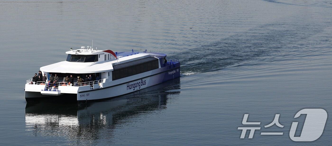 서울시가 정책으로 내놓은 수상 교통수단 한강버스가 서울 여의도 한강을 지나가고 있다. 2025.2.27/뉴스1 ⓒ News1 김민지 기자