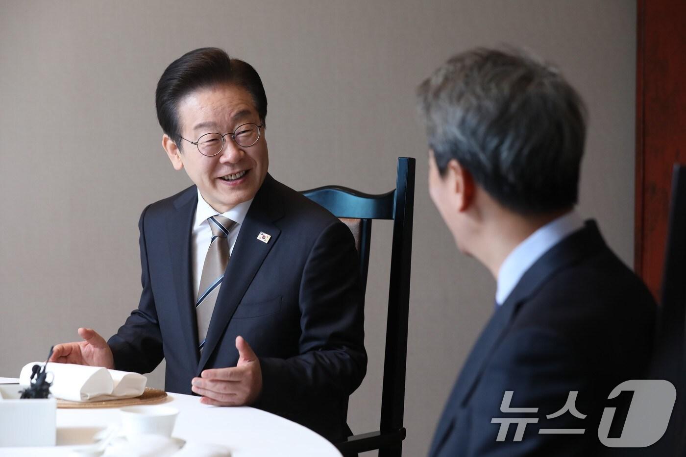 이재명 더불어민주당 대표와 임종석 전 대통령 비서실장이 27일 오후 서울 여의도의 한 식당에서 오찬 회동을 하고 있다. (공동취재) 2025.2.27/뉴스1 ⓒ News1 이광호 기자