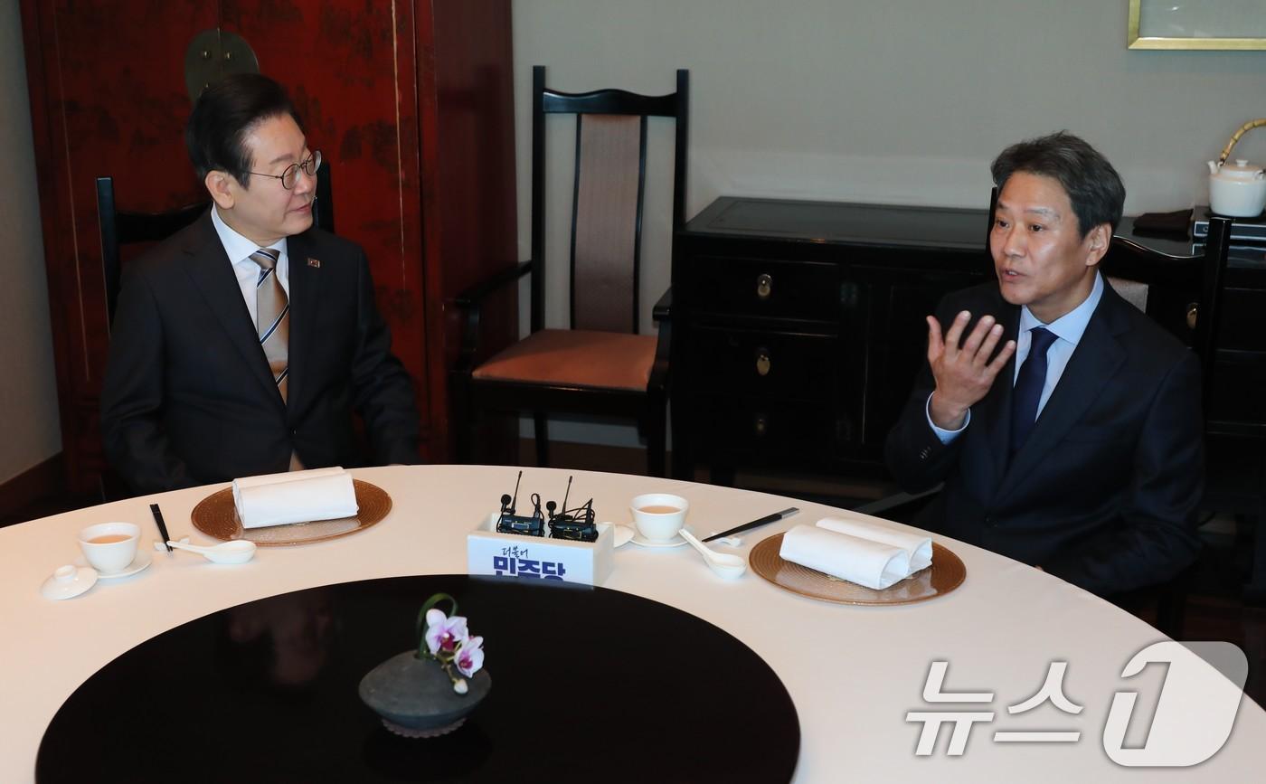 본문 이미지 - 이재명 더불어민주당 대표와 임종석 전 대통령 비서실장이 27일 오후 서울 여의도의 한 식당에서 오찬 회동을 하고 있다. (공동취재) 2025.2.27/뉴스1 ⓒ News1 이광호 기자