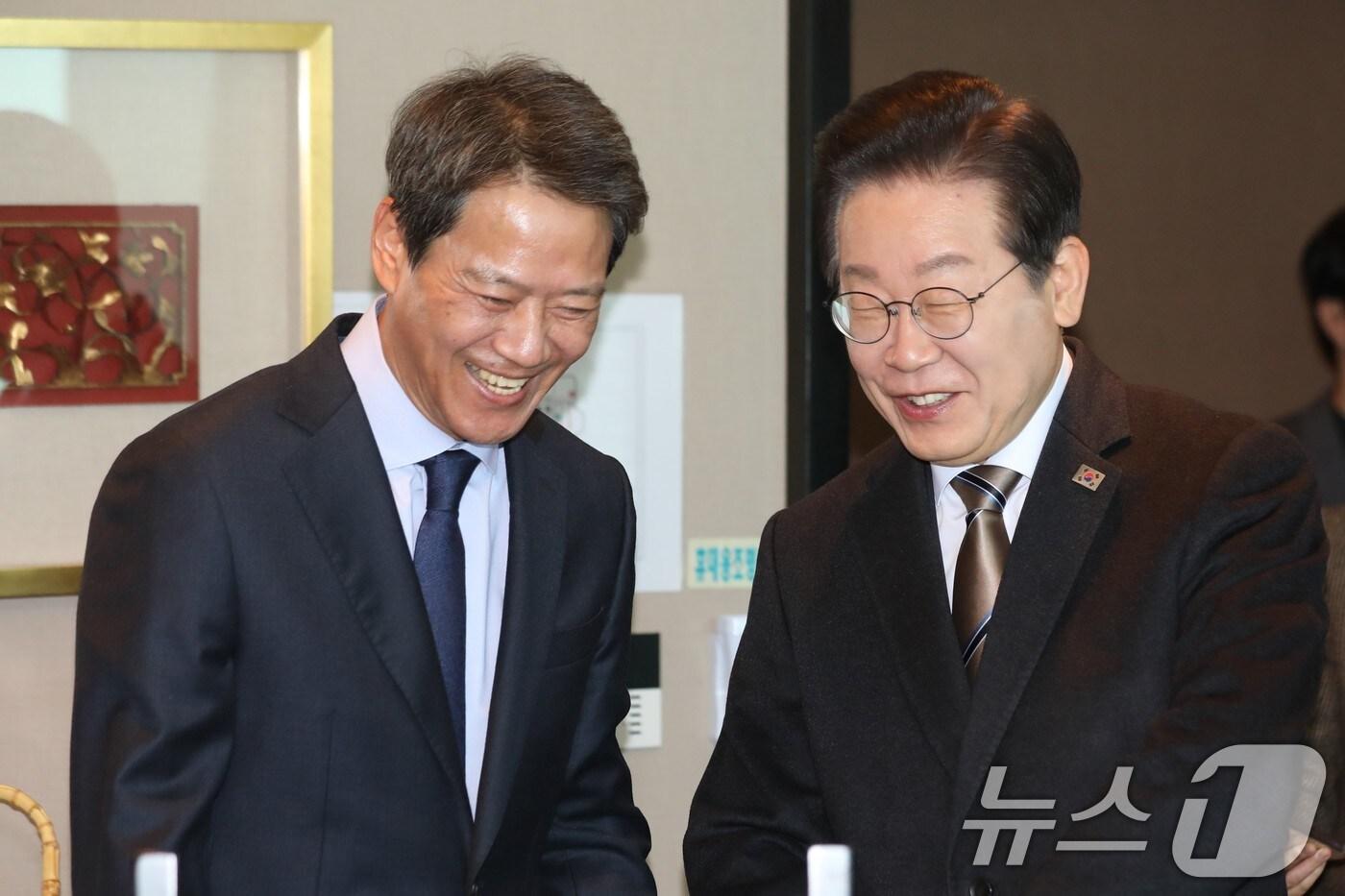 이재명 더불어민주당 대표와 임종석 전 대통령 비서실장이 27일 오후 서울 여의도의 한 식당에서 오찬 회동을 하고 있다. (공동취재) 2025.2.27/뉴스1 ⓒ News1 이광호 기자