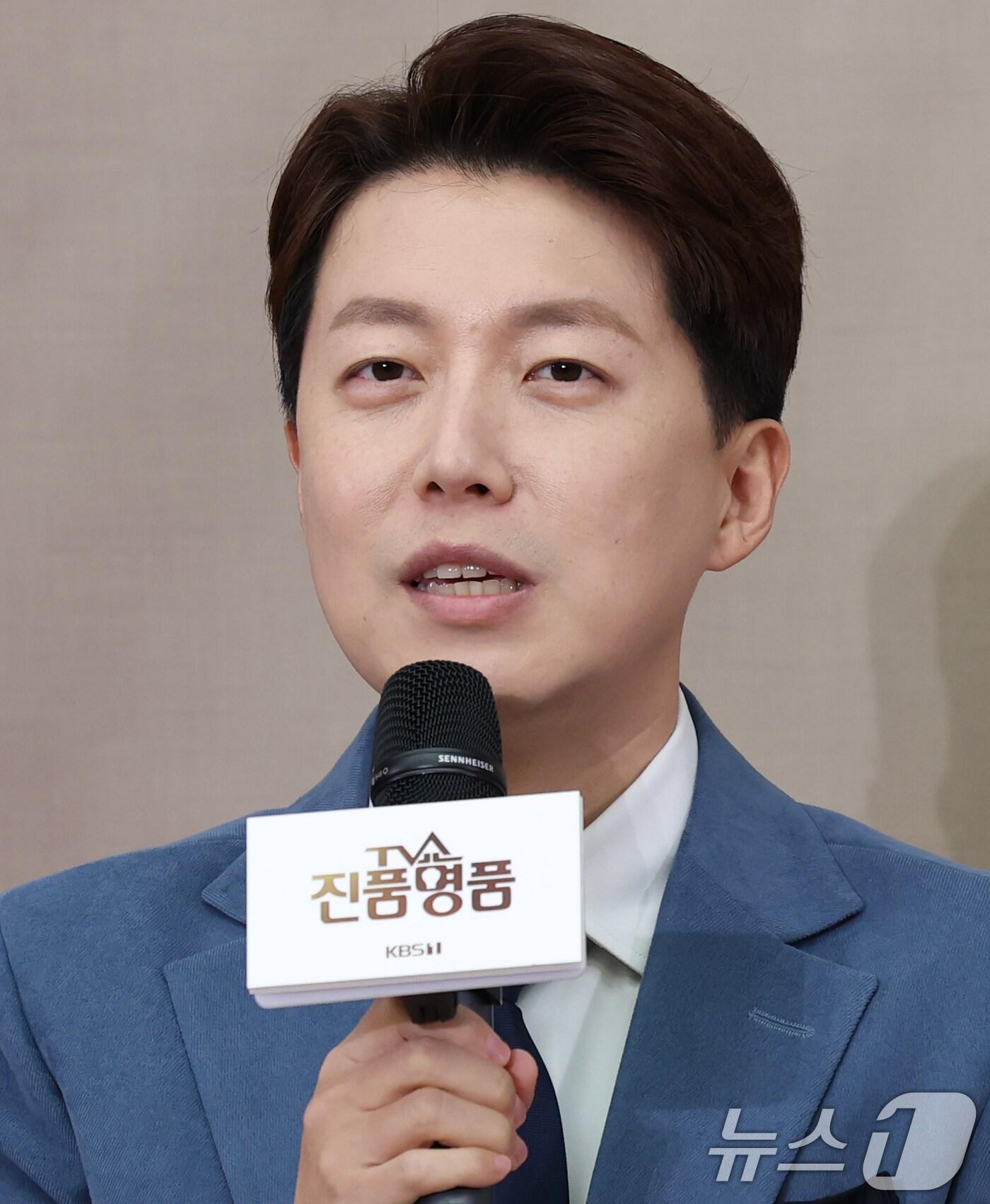 본문 이미지 - 강승화 아나운서가 27일 서울 영등포구 KBS 신관에서 열린 ‘TV쇼 진품명품 30주년 기념 기자 간담회’에서 인사말을 하고 있다. ‘TV쇼 진품명품'은 세월 속에 묻혀 있던 진품, 명품을 발굴해 배우는 즐거움과 깨닫는 기쁨을 얻고, 전문 감정위원의 예리한 시선으로 우리 고미술품의 진가를 확인하는 고미술 감정 프로그램이다. 2025.2.27/뉴스1 ⓒ News1 권현진 기자