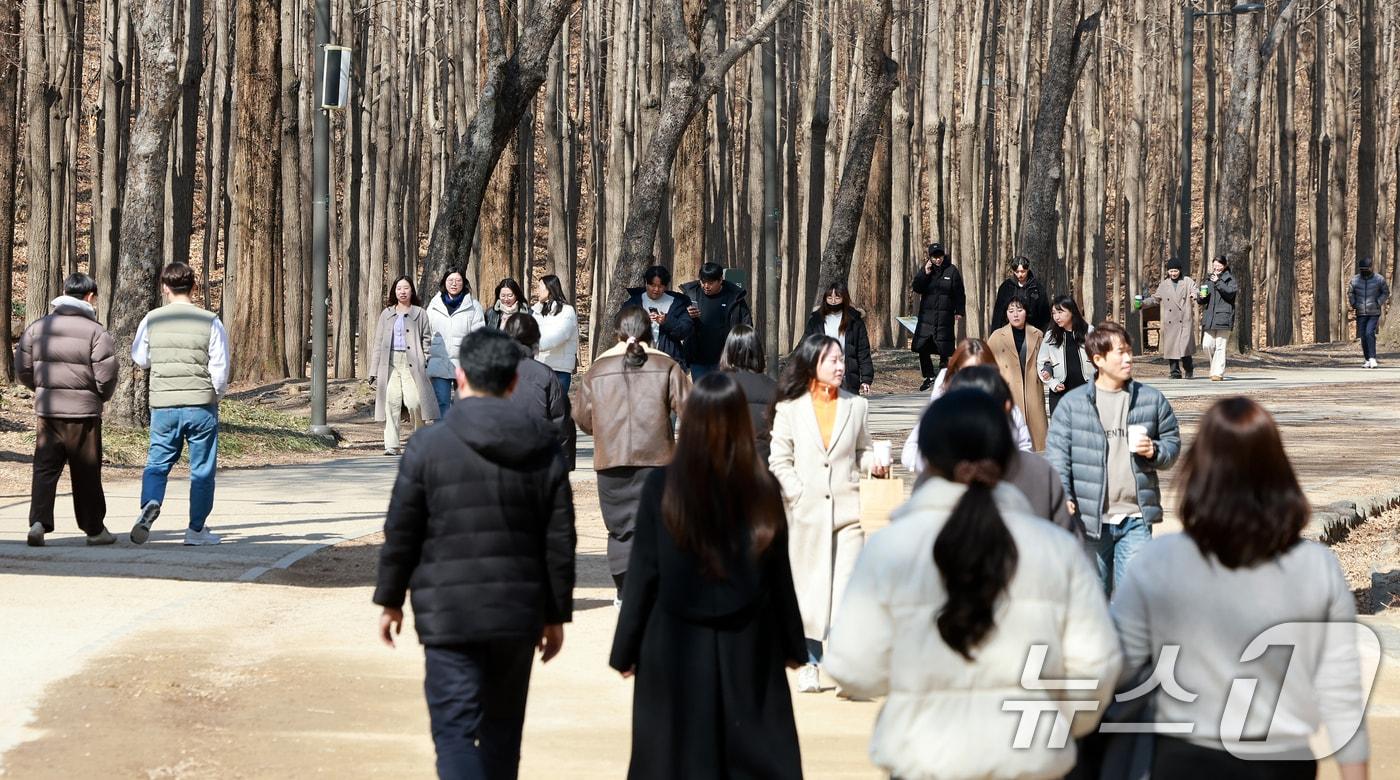 낮 기온이 영상으로 오르며 큰 일교차를 보인 27일 오후 서울 성동구 서울숲을 찾은 시민들이 산책하고 있다. 2025.2.27/뉴스1 ⓒ News1 김진환 기자