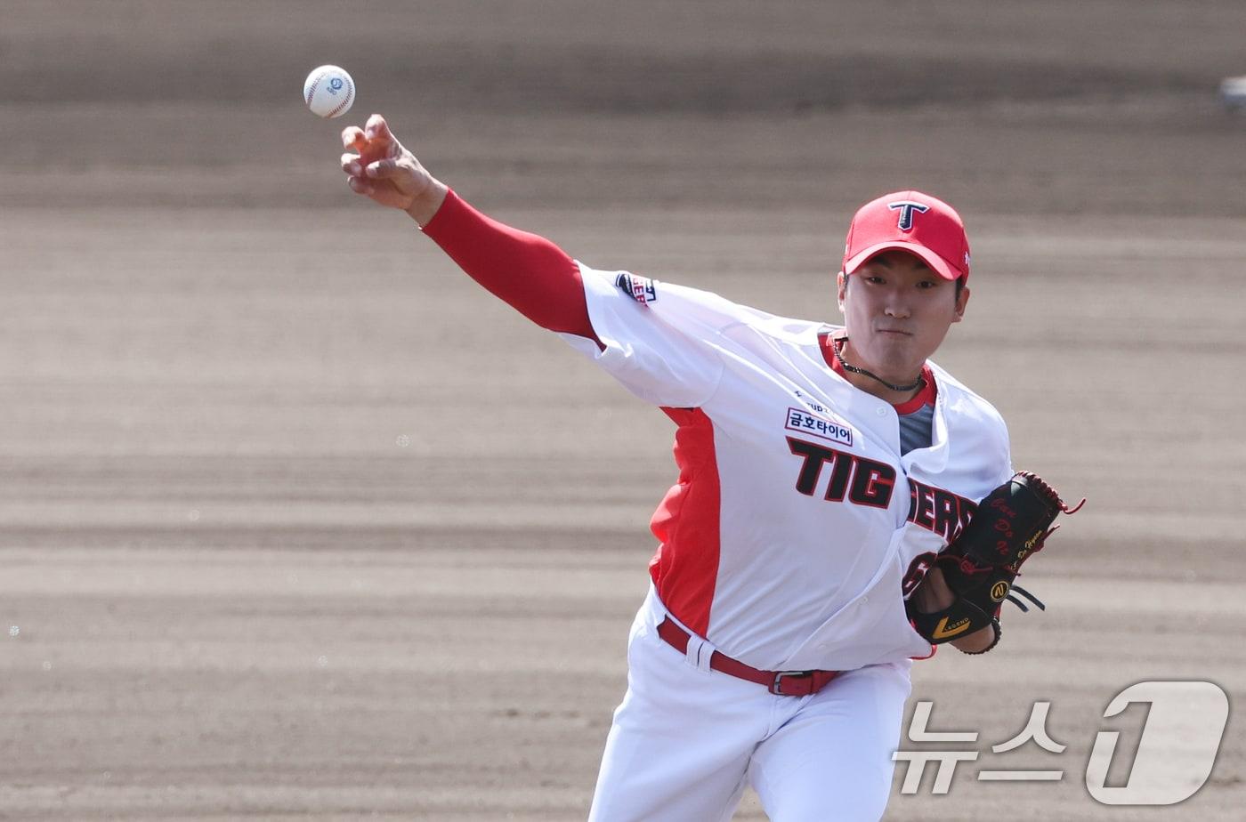 KIA 김도현이 27일 일본 오키나와 킨 야구장에서 열린 LG 트윈스와 KIA 타이거즈 연습경기에서 역투하고 있다. 2025.2.27/뉴스1 ⓒ News1 허경 기자