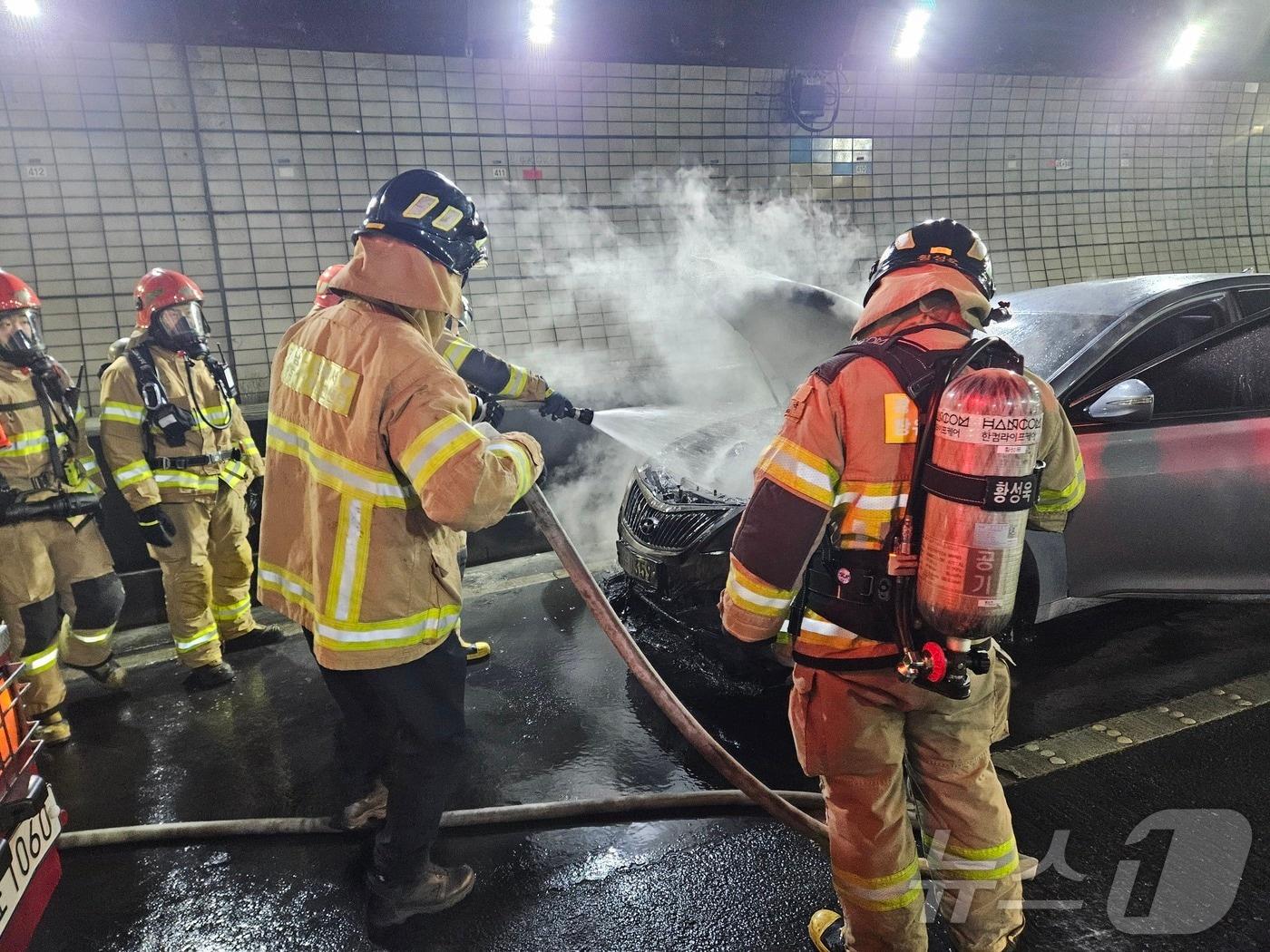 본문 이미지 - 27일 오전 11시13분쯤 경남 김해시 대청동 창원터널에서 장유방향으로 달리던 승용차에 불이 났다. 사진은 화재 현장 모습(경남소방본부 제공, 재판매 및 DB 금지)