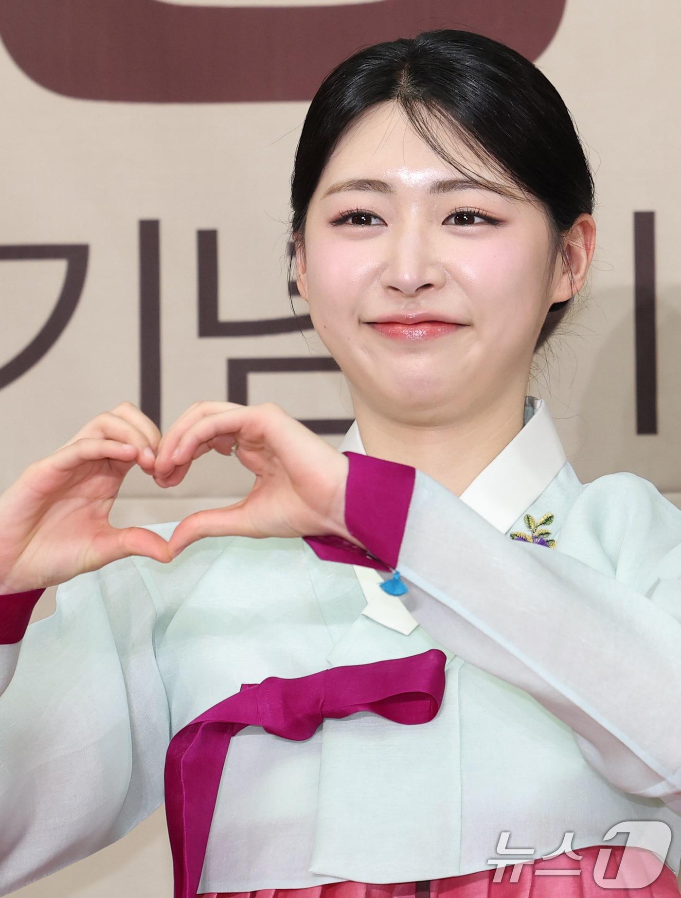 본문 이미지 - 홍주연 아나운서가 27일 서울 영등포구 KBS 신관에서 열린 ‘TV쇼 진품명품 30주년 기념 기자 간담회’에서 포즈를 취하고 있다. ‘TV쇼 진품명품'은 세월 속에 묻혀 있던 진품, 명품을 발굴해 배우는 즐거움과 깨닫는 기쁨을 얻고, 전문 감정위원의 예리한 시선으로 우리 고미술품의 진가를 확인하는 고미술 감정 프로그램이다. 2025.2.27/뉴스1 ⓒ News1 권현진 기자