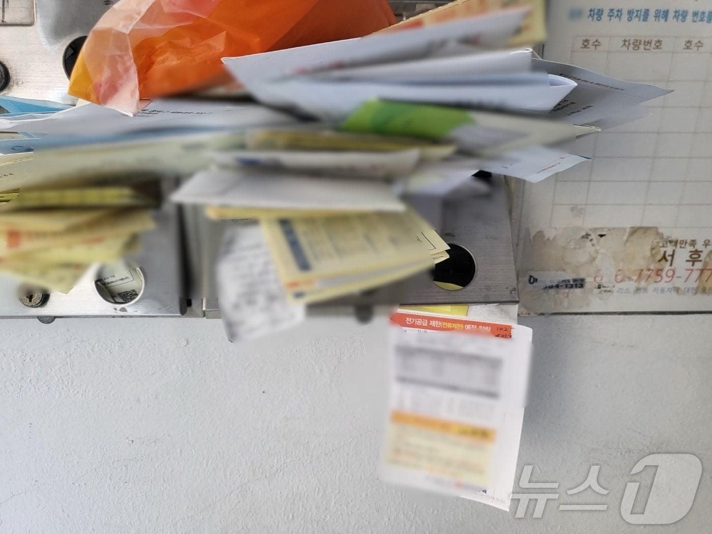 본문 이미지 - 27일 오후 찾은 인천시 서구 심곡동 빌라 화재 현장. 우편함에 고지서가 가득 쌓여있다.2025.2.27/뉴스1